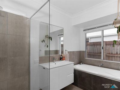 16 Porcupine Way, Mount Peter