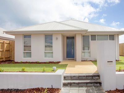 302 Peelwood Parade, Halls Head