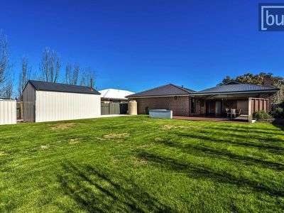 11 Silkyoak Ct, East Albury