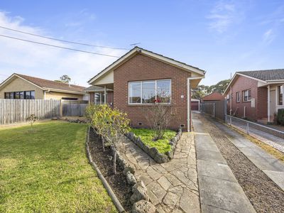 8 Fidge Crescent, Breakwater