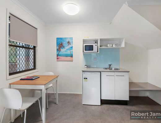 DUAL KEY TOWNHOUSE WITH MULTI USE OPTIONS! image 7