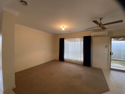 2 / 7 Forest Road South, Lara