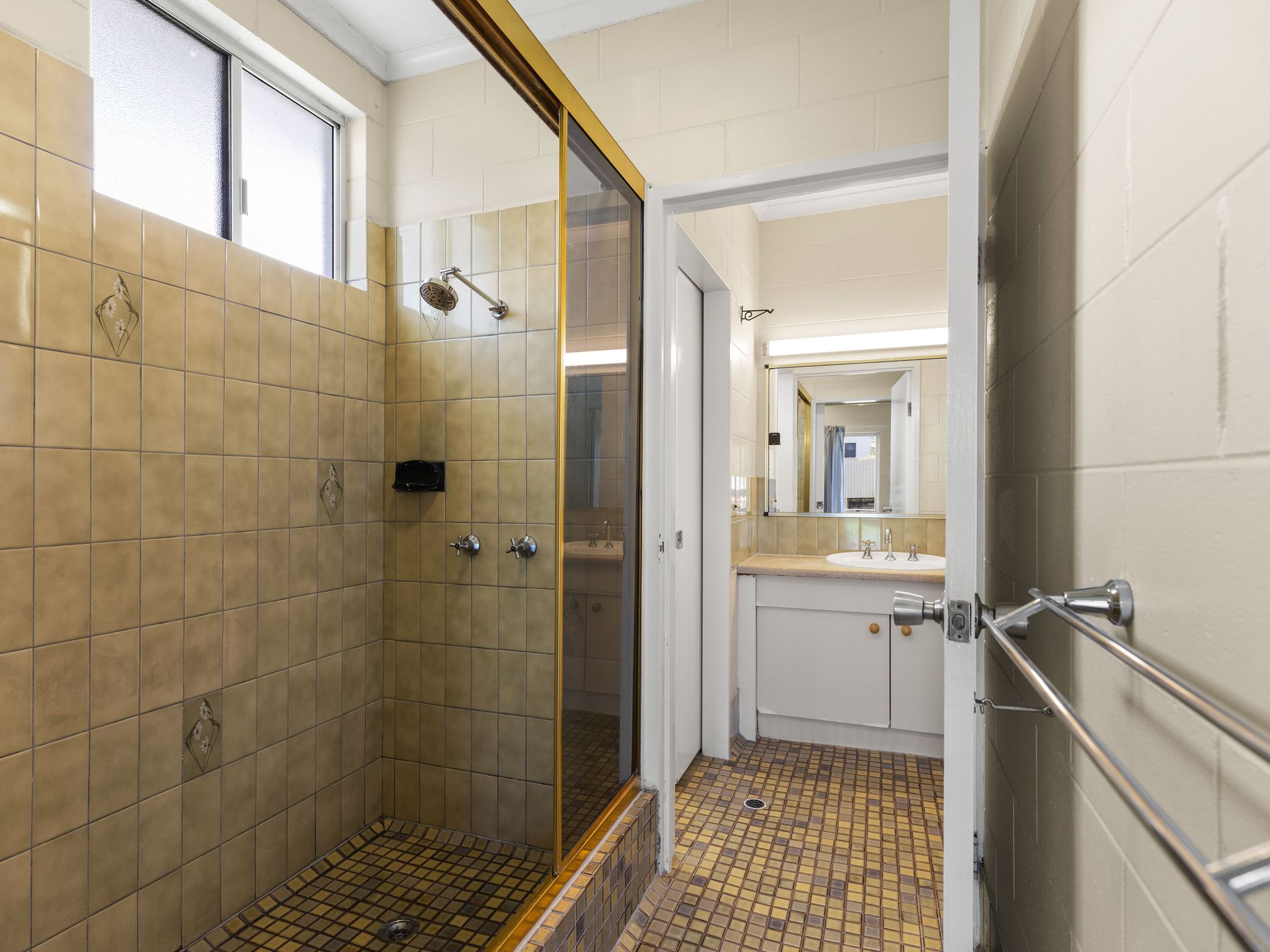 25 Hollywood Boulevard, White Rock