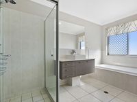 7 Moyenne Crescent, Varsity Lakes