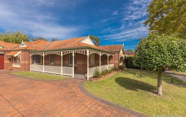 6 Fieldstone Boulevard , Beaconsfield