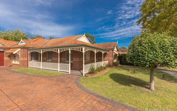 6 Fieldstone Boulevard , Beaconsfield