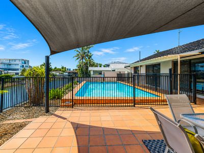 11 Ensenada Ct, Broadbeach Waters