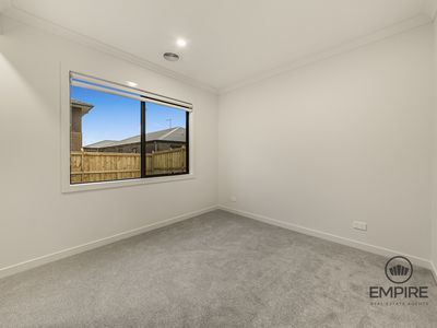 34 Guling , Clyde North