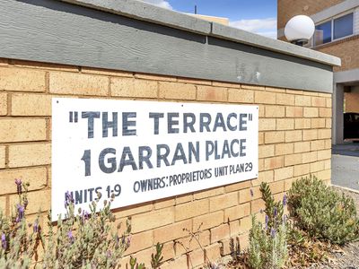 8 / 3 Garran Place, Garran