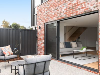 2 Leeman Court, Riverside