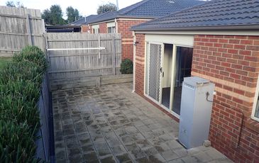8 / 12 RENLIK COURT, Pakenham