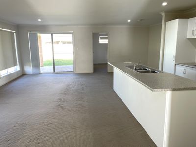 4 Howlong Crescent, Griffith