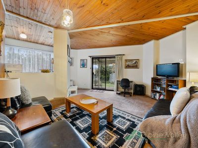 13 Coolumbooka Avenue, Tawonga South