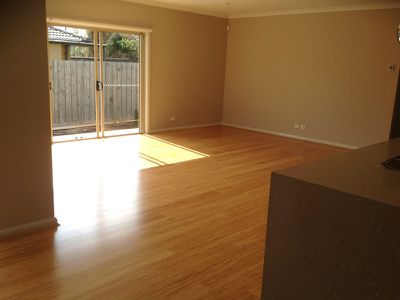 2 / 20 Station Lake Road, Lara