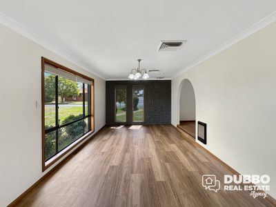 9 Meadowbank Drive, Dubbo