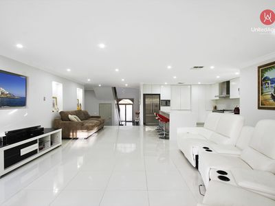6 London Court, Cecil Hills