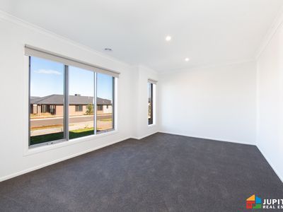 43 Stonehenge Drive, Melton South