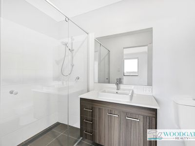 2 / 15 Oystercatcher St, Woodgate
