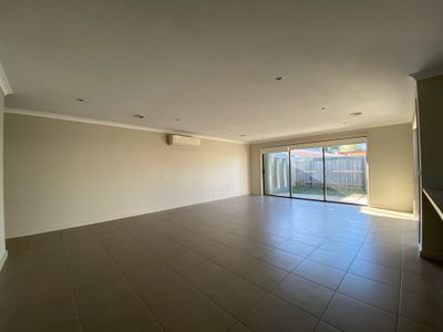 2 / 9 Brimpton Grove, Wyndham Vale