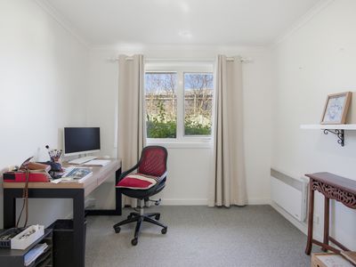 24 Longford Close, Longford