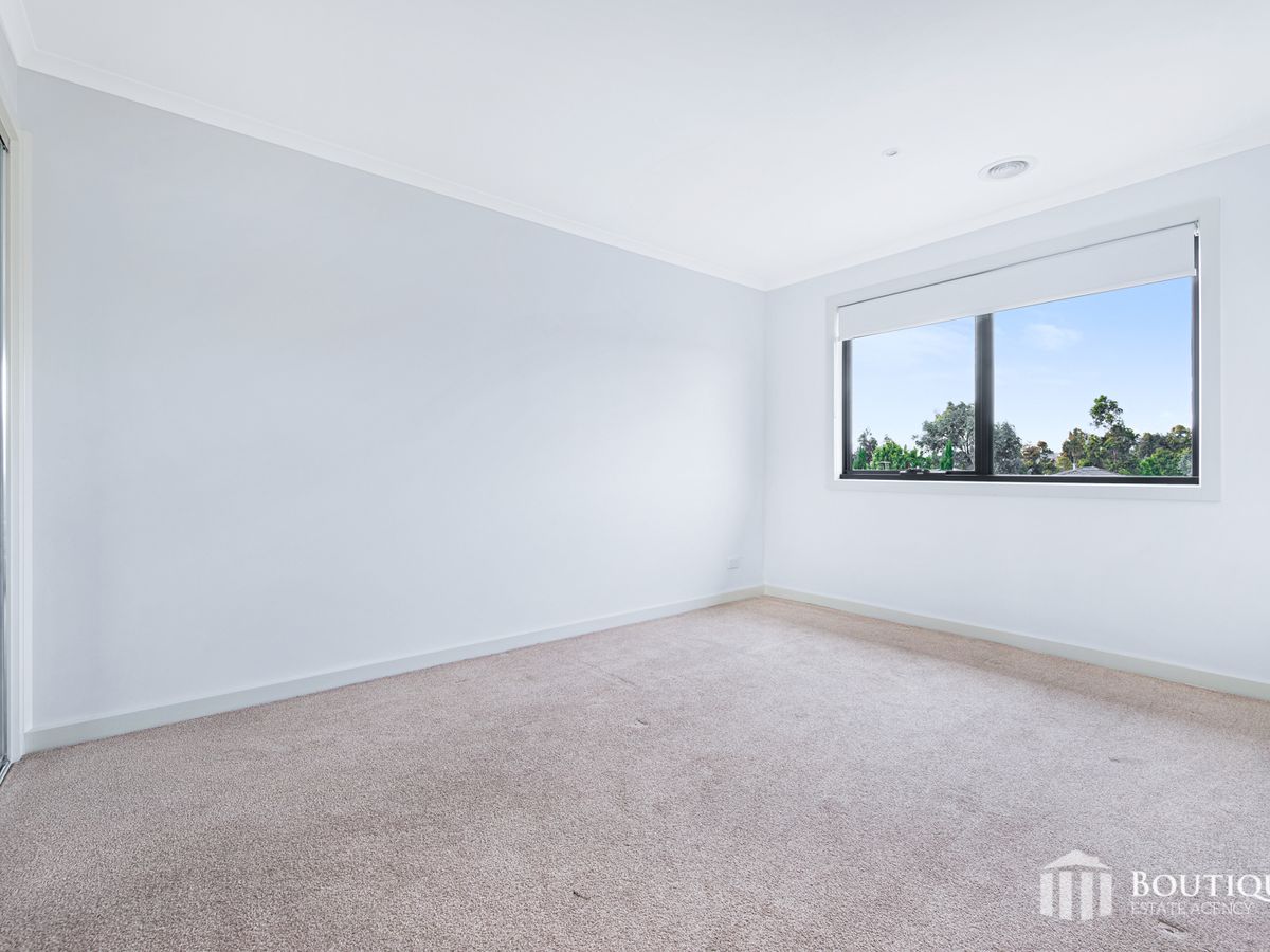 9 Longbow Terrace, Cranbourne North