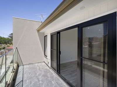 2 / 1 Moore Crescent, Reservoir