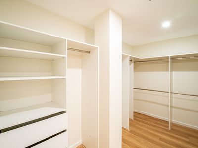 1701 / 10 Balfours Way, Adelaide