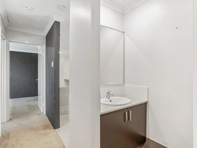 21 Manhattan Concourse, Hilbert