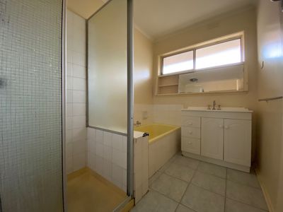 5  Fourth Avenue , Hoppers Crossing