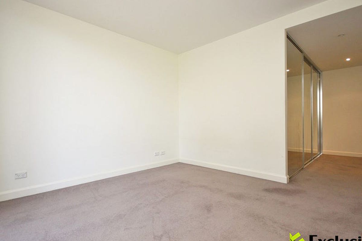 402 / 26 Rider Boulevard, Rhodes