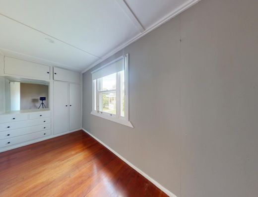 Quirky Queenslander with Studio/home office image 9