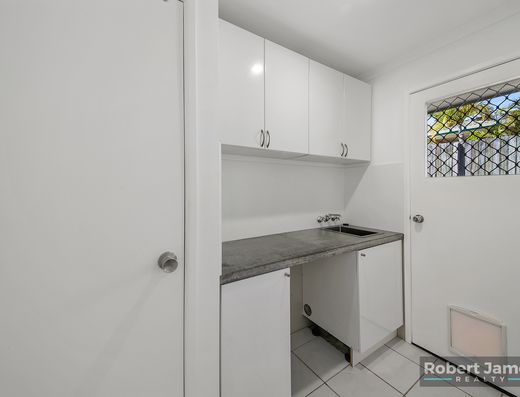 Bright and Breezy 3 Bed Home with Fruit image 18