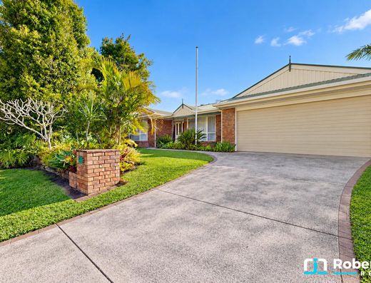 Spacious, Light-Filled Living in a Quiet Old Tewantin Cul-de-Sac image 1