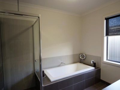 15 Springwater Drive, Lara