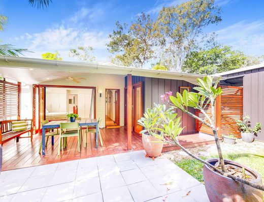 Renovated Queenslander - A Minute Walk to the Lake image 19
