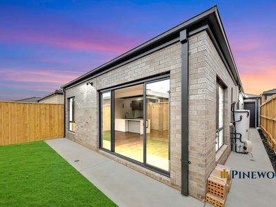 8 Uttar Way, Rockbank