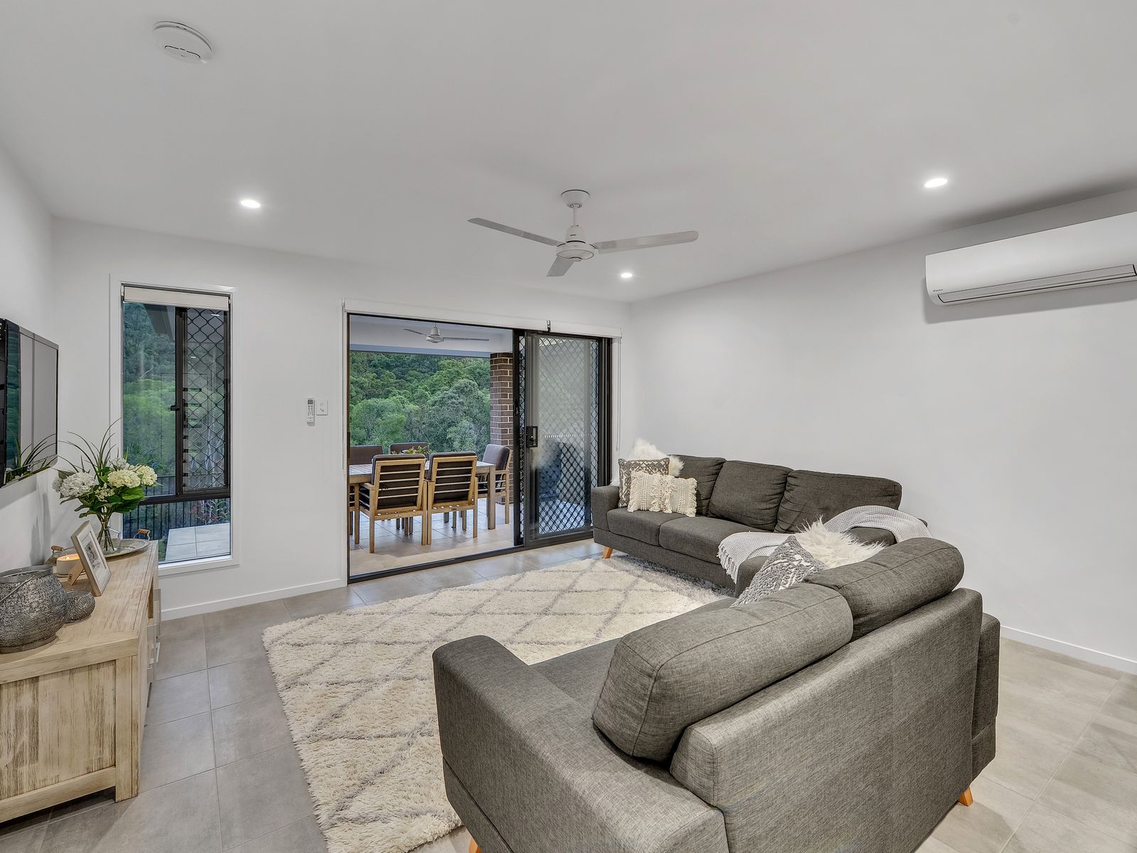 4 + 2 Bed Dual $1,046 m High Rental