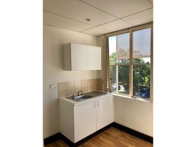 Level / 1/970 Logan Road, Holland Park
