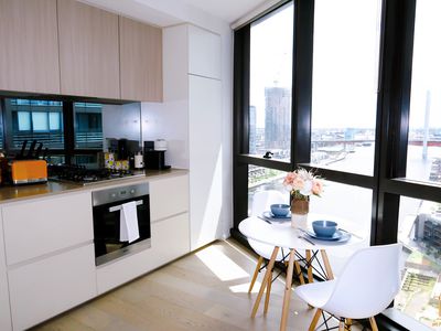 Stylish Waterview Apartment, Docklands