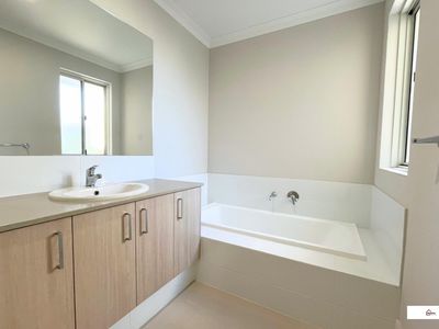 24 Kembla Way, Lakelands