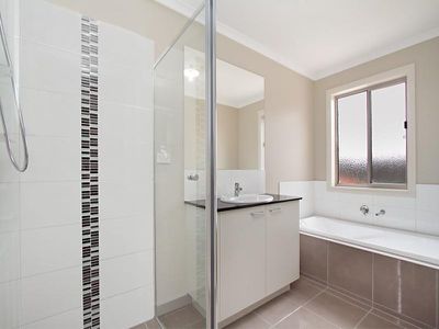 2 / 4 Rosemary Court, Golden Square