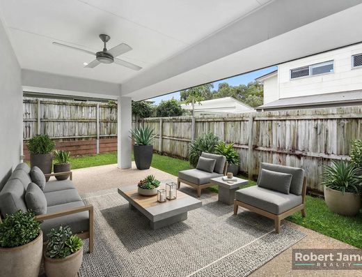 Spacious Family Home in the Heart of Peregian Springs - 5 Bedrooms + Media Room image 15