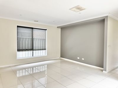 5 Lambertia Crescent, Manor Lakes