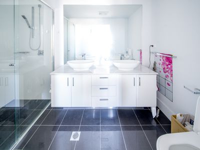 21006 / 5 Harbour Side Court, Biggera Waters