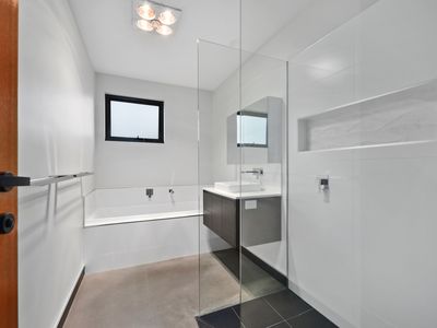 2 / 54 Landsborough Avenue, Newstead