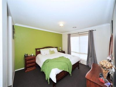 8 Crossley Avenue, Epsom