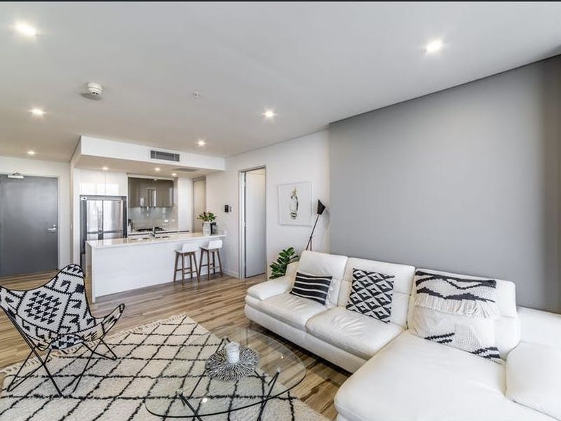 3310 / 2 Como Crescent, Southport