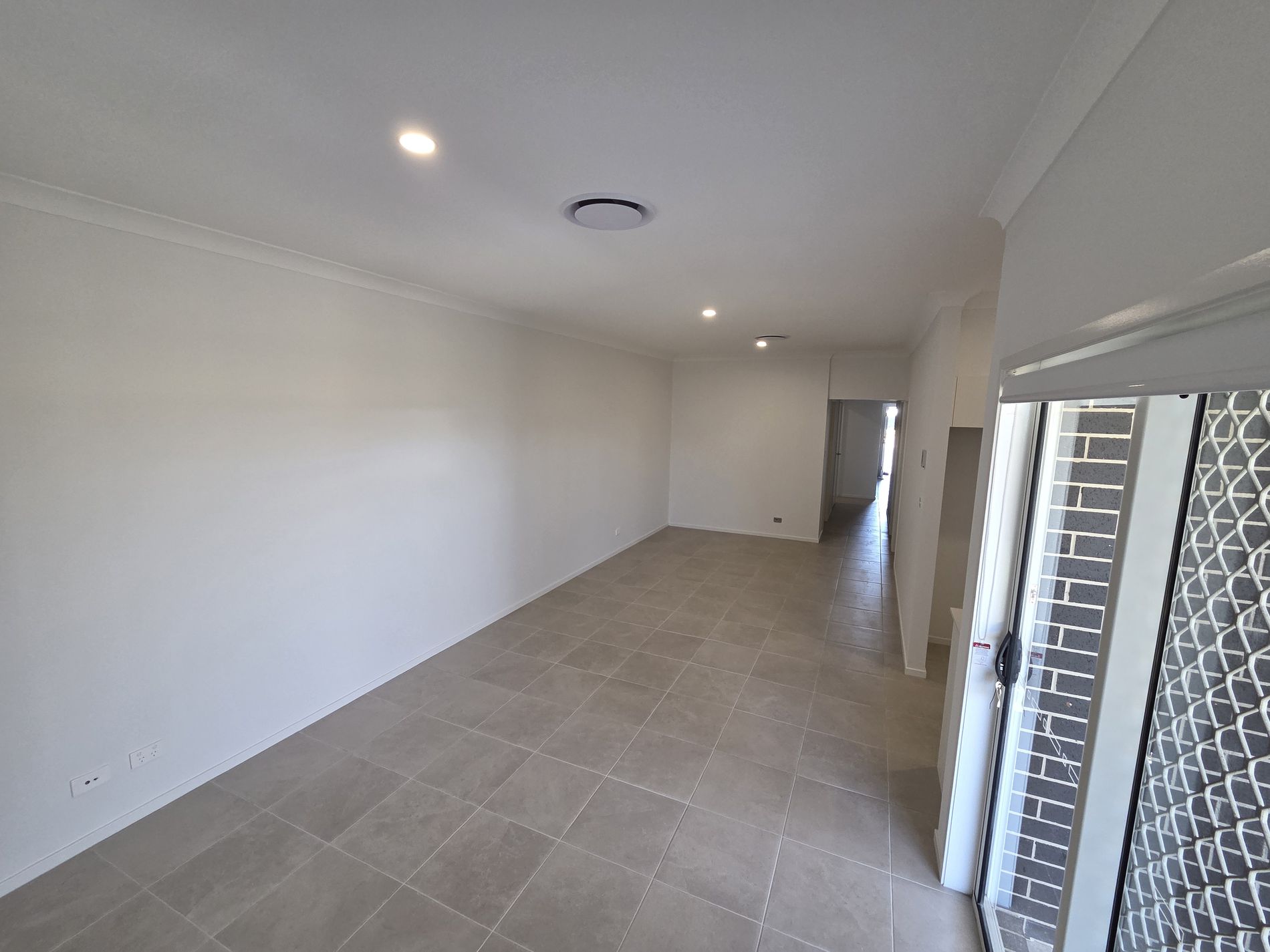 2/243 Settlers Boulevard, Chisholm