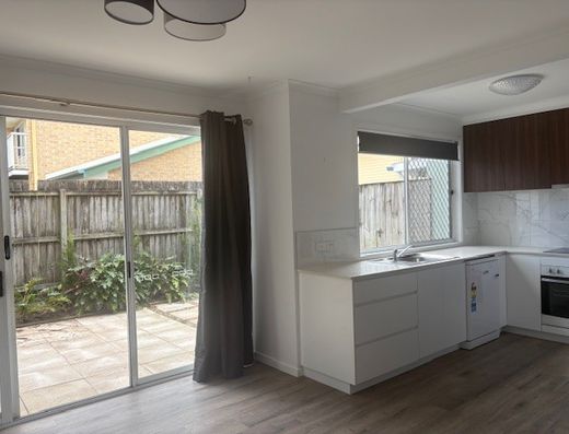 Townhouse in the heart of Coolum Beach image 2