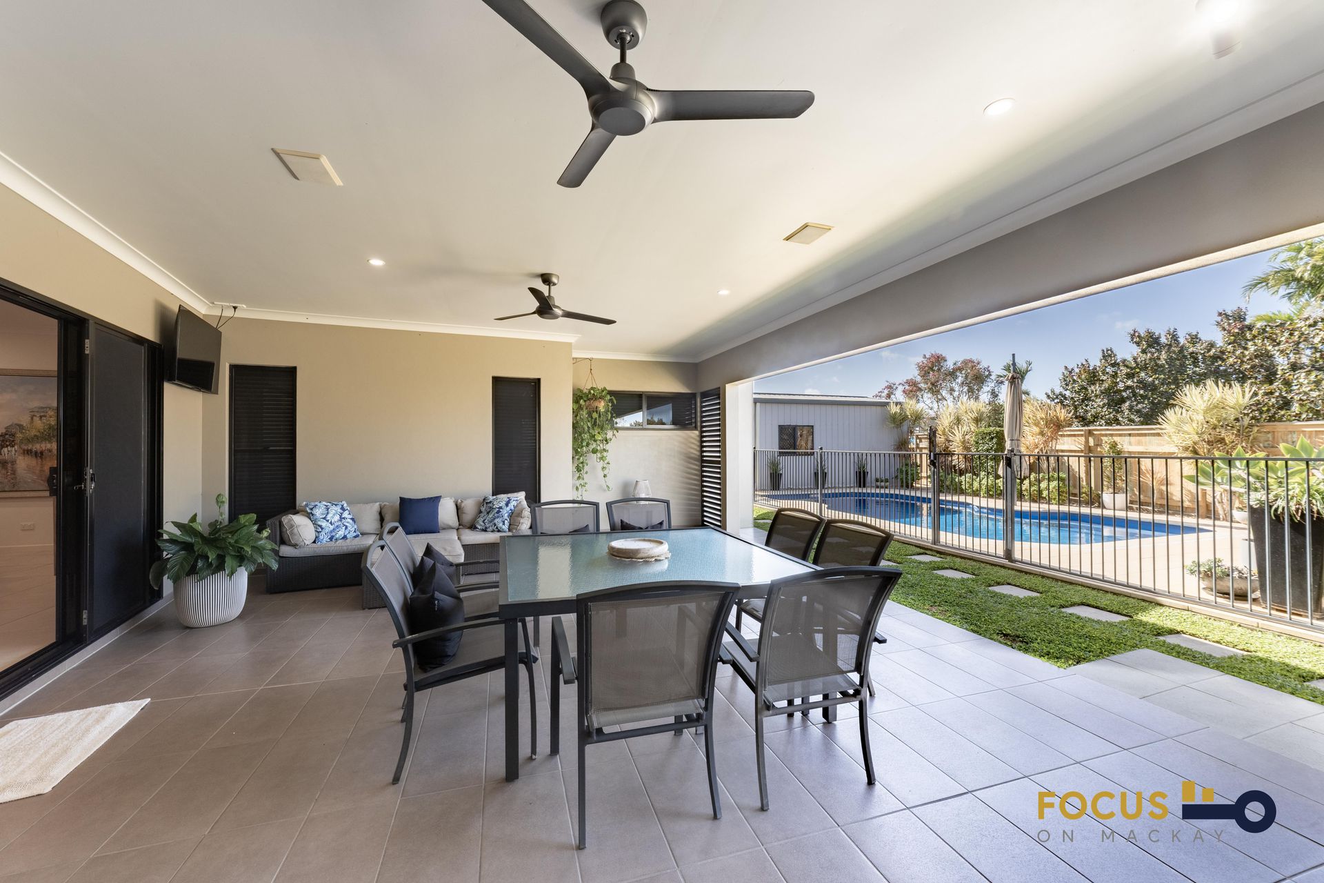 House / 6 Pavillion Court, Glenella